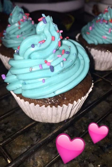 Frosting Azul Pastel Y Cupcake De Chocolate Esponjoso Yumy