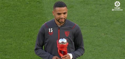 Vidéo En Nesyri reçoit le trophée du meilleur joueur de la Liga en