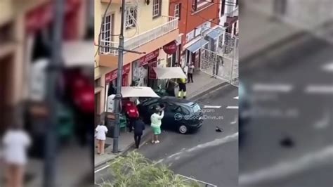 Un Coche Se Estrella Contra Un Bar Y Atropella A Una Mujer En Tenerife