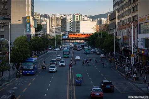 非人狂想屋 你的火车发源地 落日照射在过桥的“橘子”身上