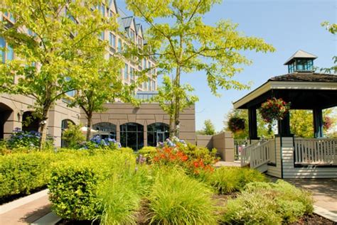 HOLIDAY INN HOTEL & SUITES NORTH VANCOUVER - 22 Photos & 32 Reviews ...