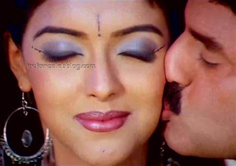 Asin Telugu Actress Ln3 32 Hot Romance Kiss Hd Caps Indiancelebblog