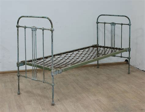 Старинная металлическая кровать, артикул КВ-2719 | Контора К