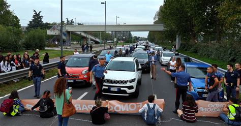 Milano Attivisti Per Il Clima Bloccano Viale Fulvio Testi Insulti