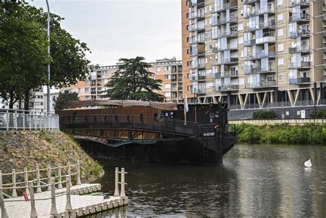 La Piraterie Un Nouveau Bar Restaurant Flottant Sur Une P Niche Au