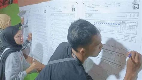 Kpu Hitung Ulang Suara Di Tps Jelupang