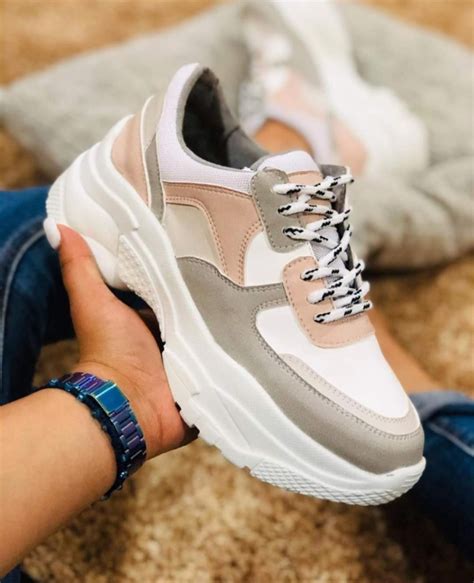 Tenis Blancos Con Colores De Moda Mujer Moda Y Estilo