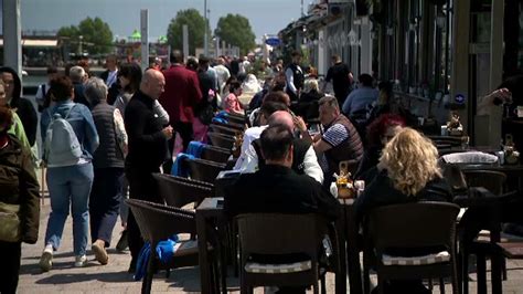 Turi Tii De Pe Litoral Au Luat Cu Asalt Restaurantele N A Doua Zi De