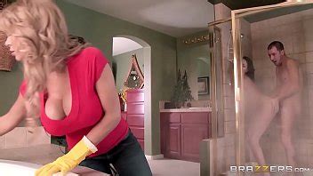 Brazzers Compartiendo La Escena De La Ducha XVIDEOS