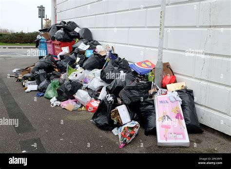 pile of rubbish Stock Photo - Alamy