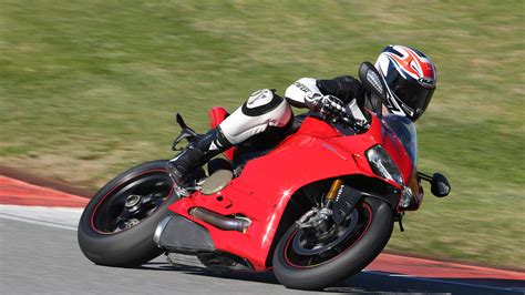 Ducati 1299 Panigale Super Sports (2015 - 2016) review | AutoTrader