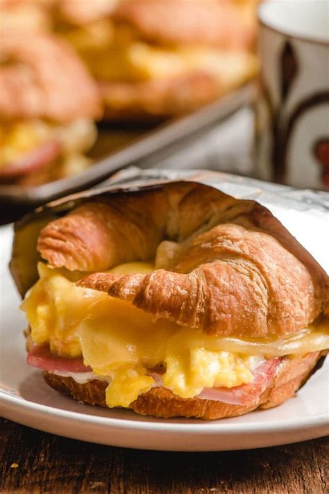 Breakfast Croissant Sandwiches with Ham and Cheese | NeighborFood