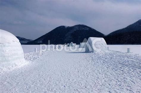 凍った湖の上に作られた氷と雪のかまくら No 24006134｜写真素材なら「写真ac」無料（フリー）ダウンロードok