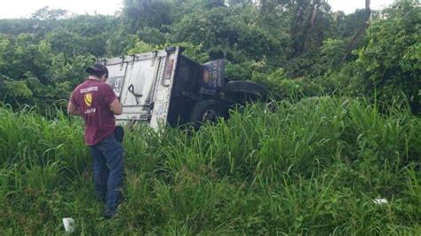 Vuelca camión de carga en carretera a Cosamaloapan