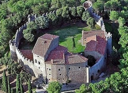 Castle in Tuscany | Italian castle, Castle, Beautiful castles