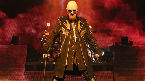 Rob Halford vocalista do Judas Priest chuta telefone das mãos de um