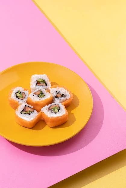 De délicieux sushis à angle élevé sur une assiette Photo Gratuite