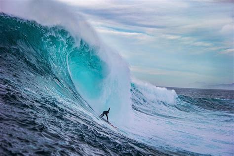 Surfing Photographer Captures Breathtaking Beauty and Power of Giant ...