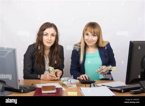 For office desk employee count money Stock Photo - Alamy