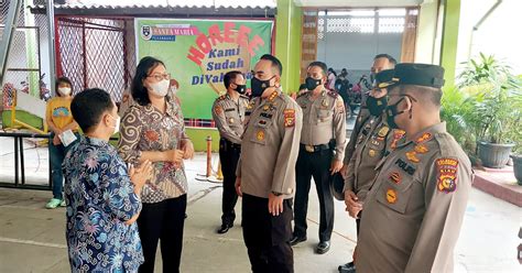 Kapolresta Pekanbaru Tinjau Vaksinasi Dan Vicon Dengan Kapolri Di SD