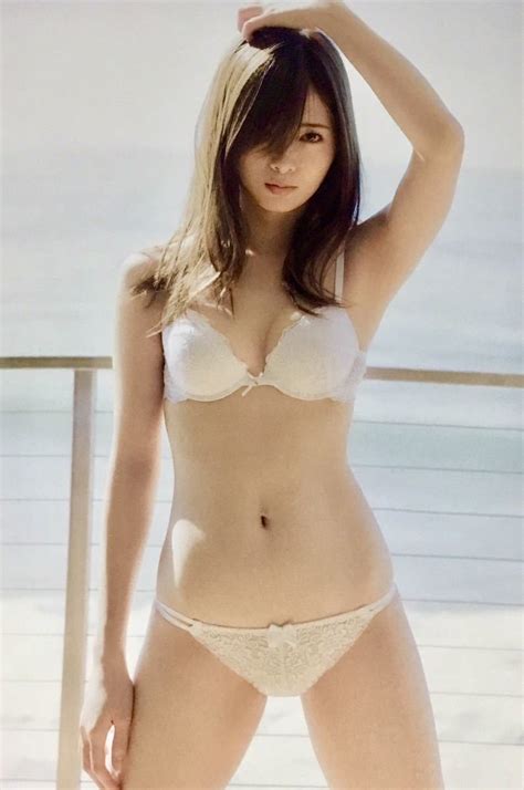 白石麻衣 写真集 パスポート ポストカード付 乃木坂46 美女 美乳 美尻 下着 水着 セクシー スレンダー 美脚 送料180さ行｜売買さ