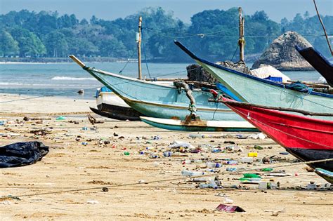 Polusi Air Laut Dunia Dengan Limbah Sampah Plastik Sisi Belakang ...