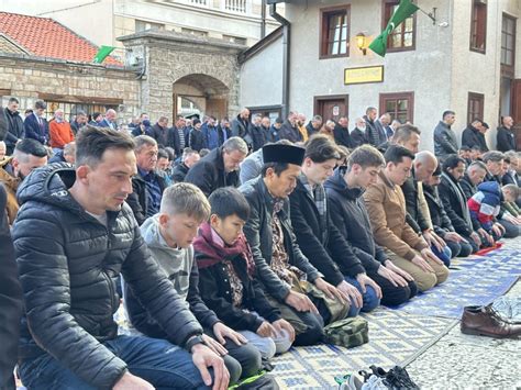 Tip Ba Foto Klanjan Bajram Namaz U Gazi Husrev Begovoj D Amiji U