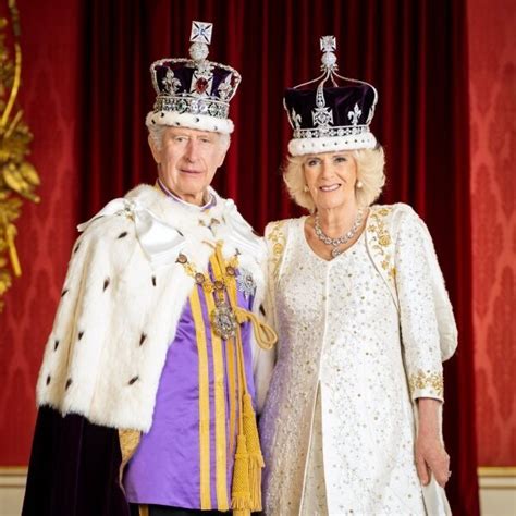 Retrato Oficial De Los Reyes Carlos Y Camilla En La Coronaci N De