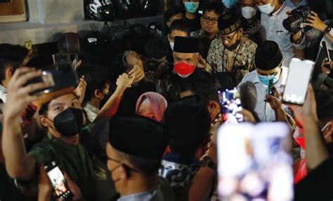 Ceramah Tarawih Di Masjid UGM Ganjar Diserbu Mahasiswa Editor Id