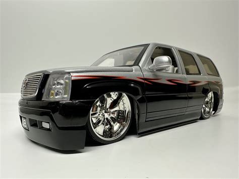 Cadillac Escalade 1 18 Schwarz Silber Dub City Jada Toys Kaufen