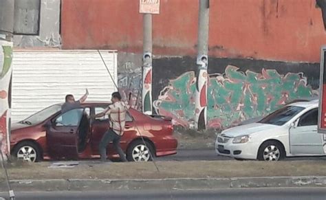 Hombre ataca con macana al conductor del carro con el que chocó y le