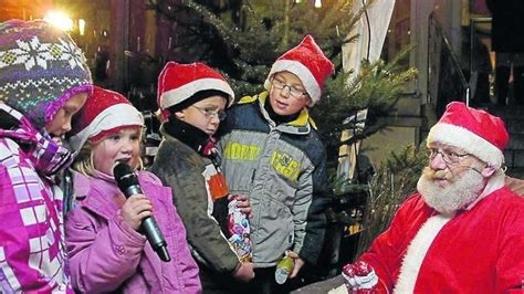 Kinder tragen Lieder und Gedichte für den Korbacher Nikolaus vor