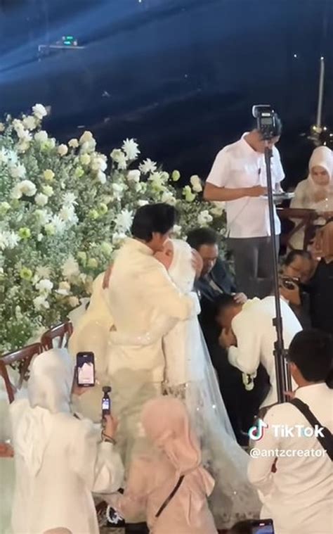 Touching Portraits of Abidzar Al Ghifari as Adiba Khanza's Wedding Guardian, Kissing His Sister ...