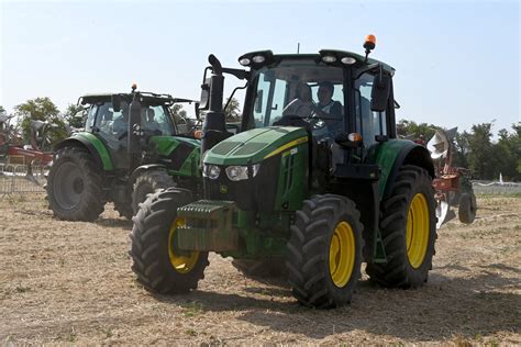 Loire Vingt quatre tracteurs bénis par un prêtre pour la finale