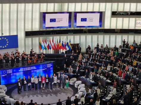 В Деня на Европа трима европейски лидери получиха доклад с триста ...