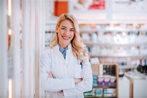 Jak wygląda praca po farmacji Wymagania i obowiązki farmaceuty w