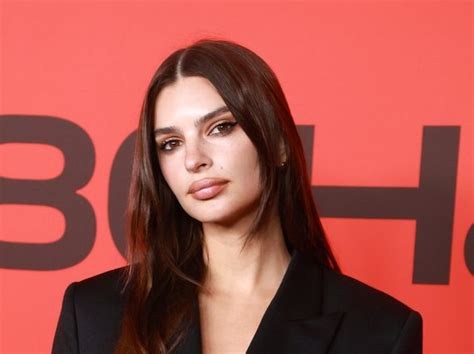Emily Ratajkowski Goes Completely Naked To Sunbathe