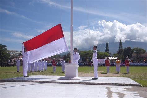 Pengibaran Bendera Merah Putih Dalam Peringatan Hut Ri Ke