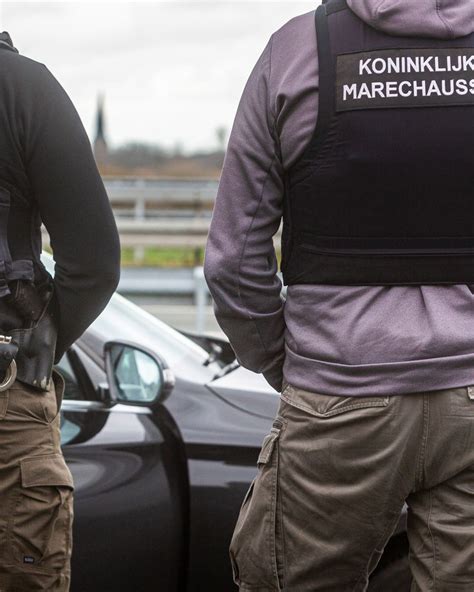 Automobilist rijdt in op marechaussee, crasht en vlucht - L1 Nieuws