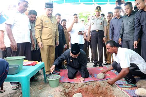 Gubernur Zaini Letakkan Batu Pertama Pembangunan Meunasah Muko Kuthang