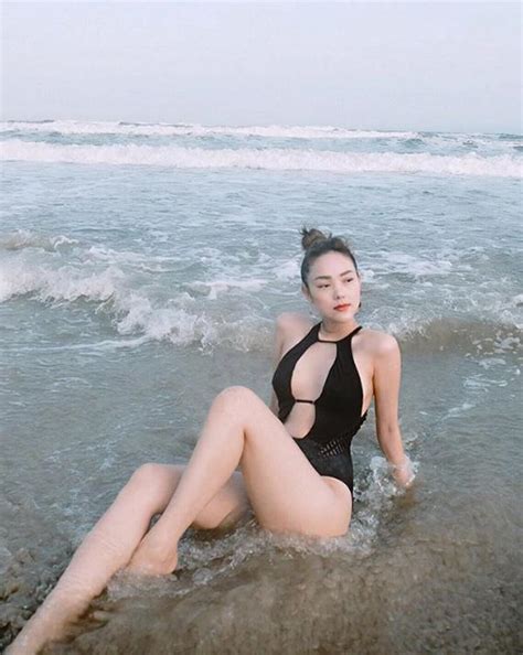 Khi Minh Hằng thả thính fan với bikini cực sexy ai ngờ đâu cả Hà Tăng cũng dính thính