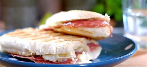 Italië meets Frankrijk een panini met salami en brie Recipe Snacks