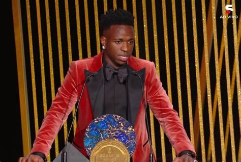 Vinicius Junior celebra conquista na cerimônia do Bola de Ouro 2023