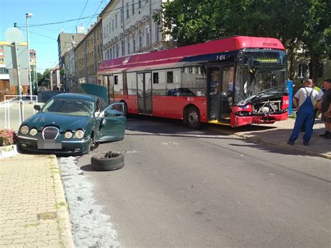 Trolibusszal karambolozott egy kocsi Szegeden KÉPEK A CIKKBEN Szeged Ma