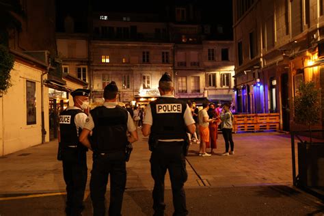 Doubs Il sen prend à une femme puis blesse un serveur dans la rue