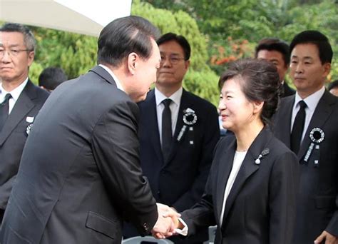 박정희 추도식에서 만난 윤석열 대통령과 박근혜 전 대통령 한국일보