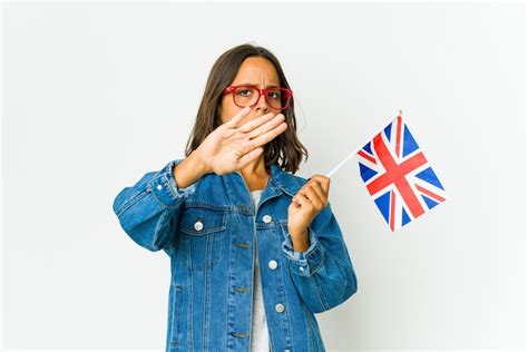 Joven Latina Sosteniendo Una Bandera Inglesa Aislada En Blanco Haciendo Un Gesto De Negaci N