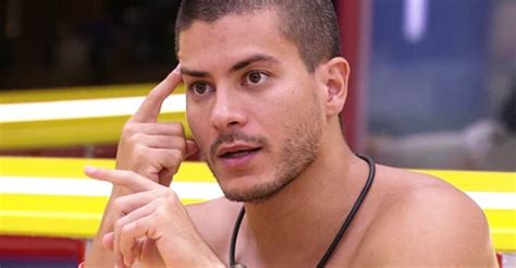 BBB 22 Arthur Aguiar questiona Eslô e Laís sobre comemoração