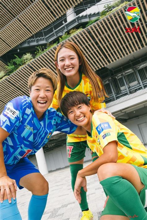 女子サッカー「weリーグ」開幕！6チームの選手が華やかな『x Girl』ユニフォーム姿を“聖地・国立”で披露 ライブドアニュース