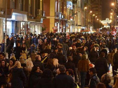 Il Primo Vero Pienone Di Natale Folla Record Per Le Vie Del Centro